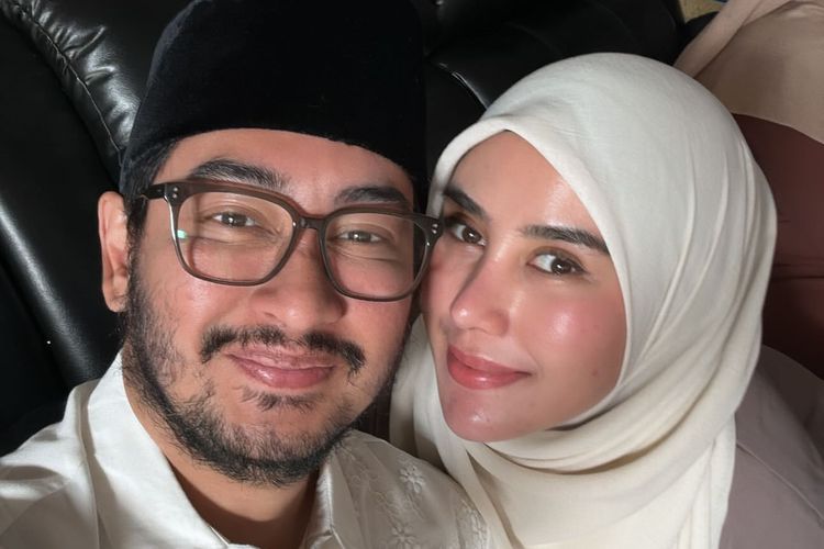Bupati Bandung Barat Jeje Ritchie Ismail (kiri) bersama istri, Syahnaz Sadiqah saat merayakan Idul Adha 2025, Jumat (6/6/2025).