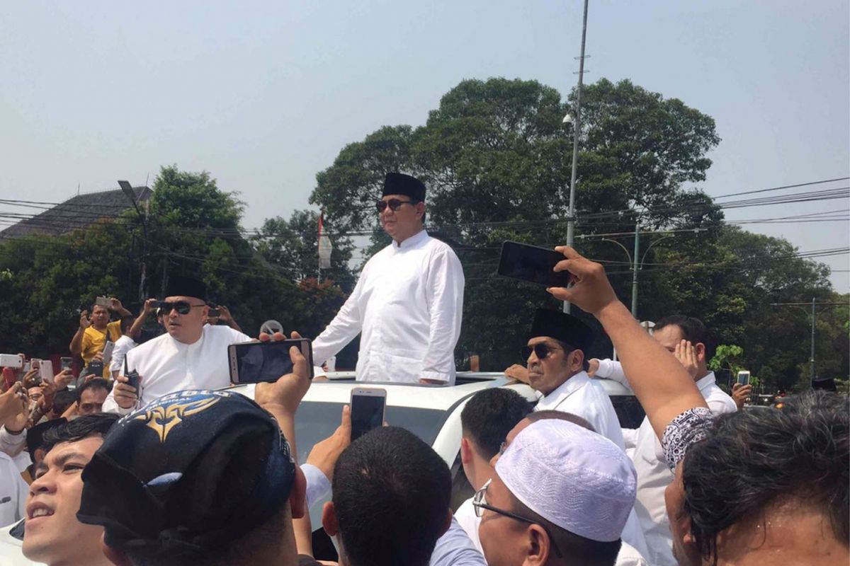 Pasangan Prabowo Subianto-Sandiaga Uno tiba di gedung KPU RI. Kedatangan Prabowo-Sandi untuk mencalonkan diri sebagai calon presiden-calon presiden pada pemilihan presiden 2019, Jumat (10/8/2018).