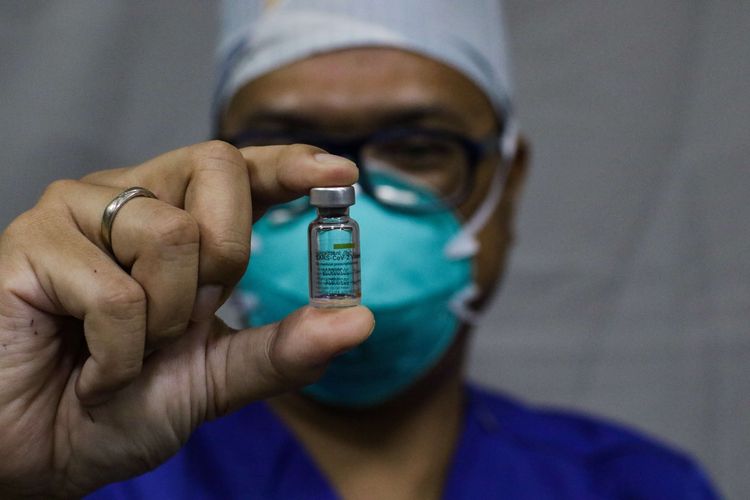 Tenaga kesehatan menunjukkan botol vaksin Sinovac Covid-19 saat pelaksanaan vaksin untuk tenaga medis di RS Siloam Kebon Jeruk, Jakarta, Kamis (14/1/20210). Vaksinasi tahap awal akan menargetkan 1,48 juta tenaga kesehatan yang dijadwalkan berlangsung dari Januari hingga Februari 2021.