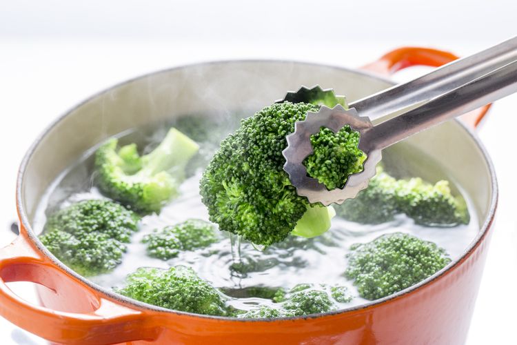 Ilustrasi merebus sayuran.