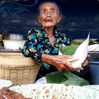 Setya Utomo atau dikenal mbah Lindu saat berjualan Gudeg di jalan Sosrowijayan Kota Yogyakarta