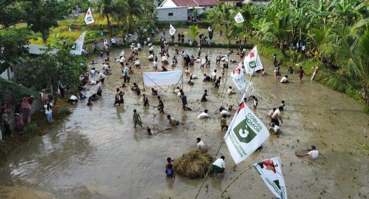 Relawan Ganjar-Mahfud di Lombok Timur Gelar Event Begasap, Keseruan Berburu Ikan di Sawah