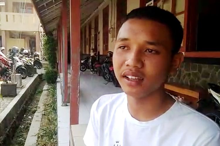 M. Ridwan Suryana (18), pelajar SMK Pasundan Cianjur bercerita momen saat dirinya menolong seorang anggota polisi yang mengalami luka bakar di tengah aksi unjukrasa yang berujung ricuh di depan gerbang kantor Bupati Cianjur, Kamis (15/08/2019)