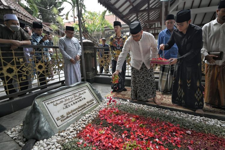 Bacapres Anies Baswedan (menabur bunga) saat ziarah ke makam Presiden Keempat Republik Indonesia Abdurrahman Wahid (Gus Dur) di Jombang, Jawa Timur, Kamis (31/8/2023).