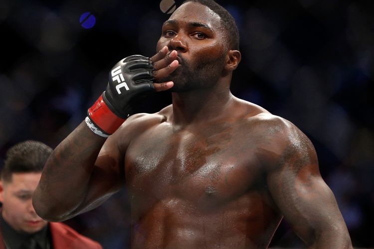 Anthony Johnson saat merayakan kemenangan KO ronde pertama atas Glover Teixeira pada pertarungan kelas berat ringan di UFC 202 di T-Mobile Arena pada 20 Agustus 2016 di Las Vegas, Nevada. Kini, Anthony Johnson dilaporkan meninggal dunia pada 14 November 2022 karena sakit.