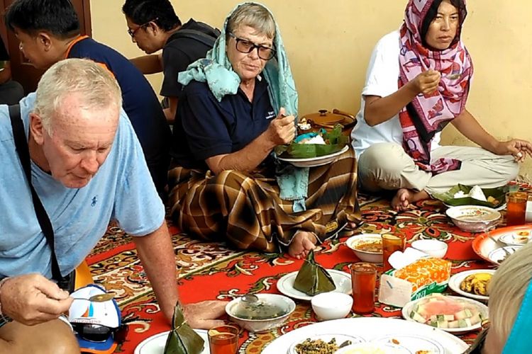 Sejumlah Yachter mengkahiri kegiatan Sabang Marine Festival dengan menjelajahi kampung dan menikmati kuliner tradisional di Aceh. Sebanyak 14 Kapal Yacht memeriahkan ajang Sabang Marine Festival akhir pekan lalu, dengan menikmati pesona bahari Pulau Weh, Sabang Propinsi Aceh.