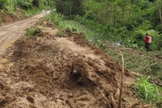 Longsor Tutup Akses Jalan 2 Desa di Ciamis
