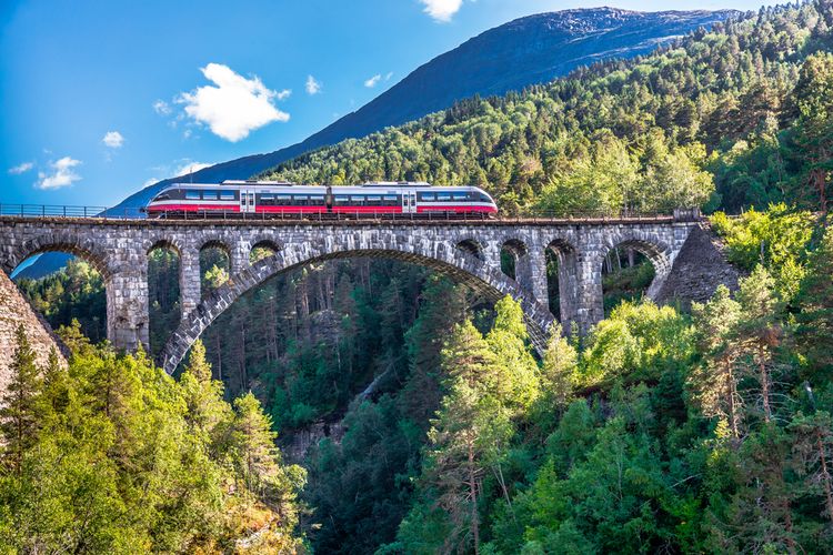 Ilustrasi kereta Rauma Line saat melintasi Jembatan Kylling di Norwegia.