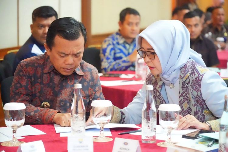 Kepala Badan Pengatur Hilir Minyak dan Gas Bumi (BPH Migas) Erika Retnowati dan Gubernur Jambi Al Haris dalam acara penandatanganan perjanjian kerja sama (PKS), Jakarta, Rabu (17/7/2024). 