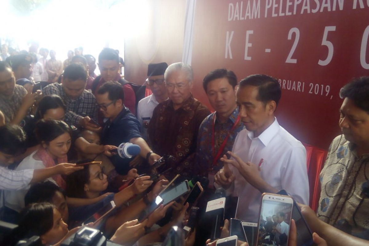 Presiden Joko Widodo (Jokowi) memeberikan ketengan usai melepas ekspor kontainer produk Mayora di Pabrik Mayora-PT. Torabika Eka Semest di kawasan Cikupa, Tangerang, Senin (18/2/2019).