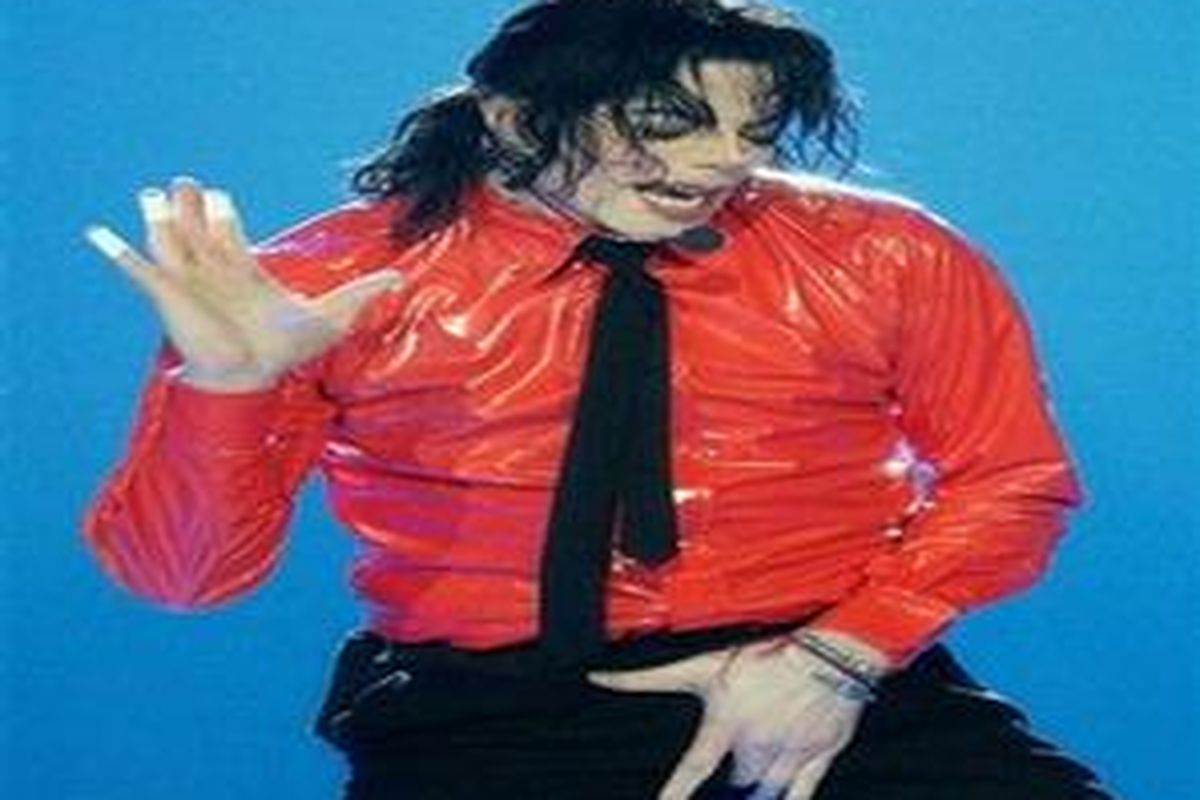 Michael Jackson tampil dalam konser 'Dangerous' pada HUT ke-50 American Bandstand di Pasadena, California, 20 April 2002.  