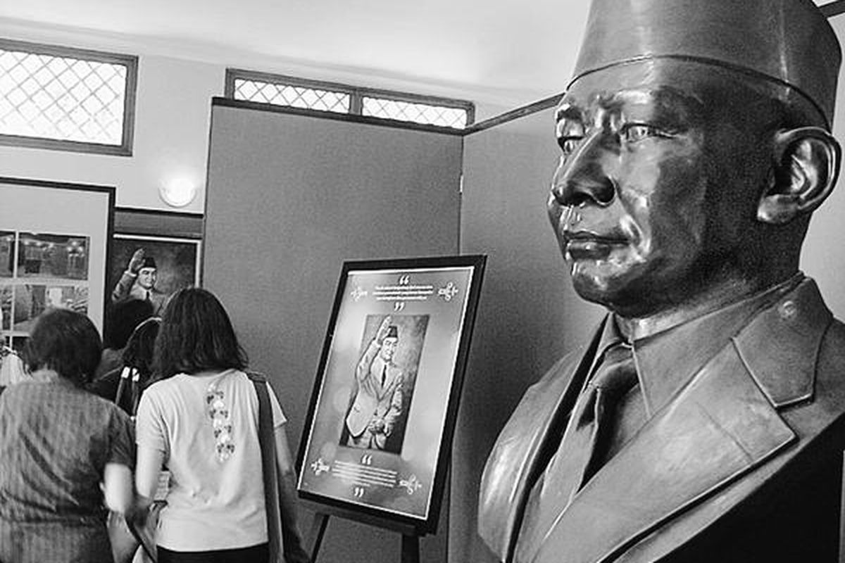 Sebuah patung MH Thamrin dipasang di Museum MH Thamrin di Jalan Kenari II No 15, Jakarta Pusat. Museum ini menempati rumah masa kecil MH Thamrin.