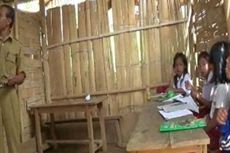 Sekolah Berdinding Bambu, Tiga Ruang Kecil Dipakai Bergantian untuk 6 Kelas