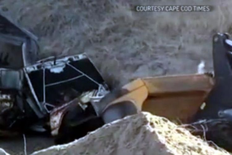 Sebuah alat berat menarik Jeep yang terkubur selama 40 tahun di bawah gundukan pasir, di wilayah pantai Massachusetts, Amerika Serikat, Jumat akhir pekan lalu. 