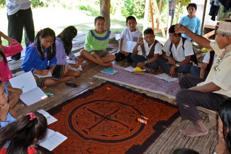 Dalam foto yang dirilis Kementerian Pendidikan Peru ini, terlihat anak-anak dari sebuah suku di pedalaman Amazon tengah mempelajari bahasa asli mereka untuk mencegah kepunahan budaya lokal.