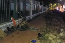 Cerita Nenek Tinah yang Shalat di Trotoar Kompleks GBK Senayan