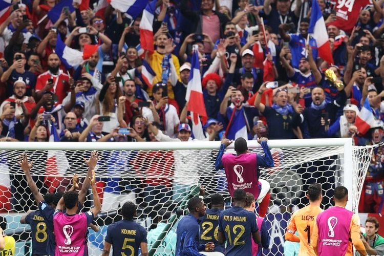 Para pemain Perancis merayakan kemenangan dengan pendukung setelah menang 2-0 pada semifinal Piala Dunia 2022 Qatar antara Perancis vs Maroko di Stadion Al-Bayt di Al Khor, utara Doha pada Kamis 15 Desember 2022 dini hari WIB.