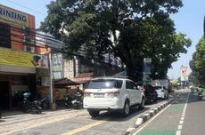 Sejumlah Mobil Parkir Liar di Trotoar Jalan Raya Pajajaran Bogor, Pejalan Kaki Sulit Melintas