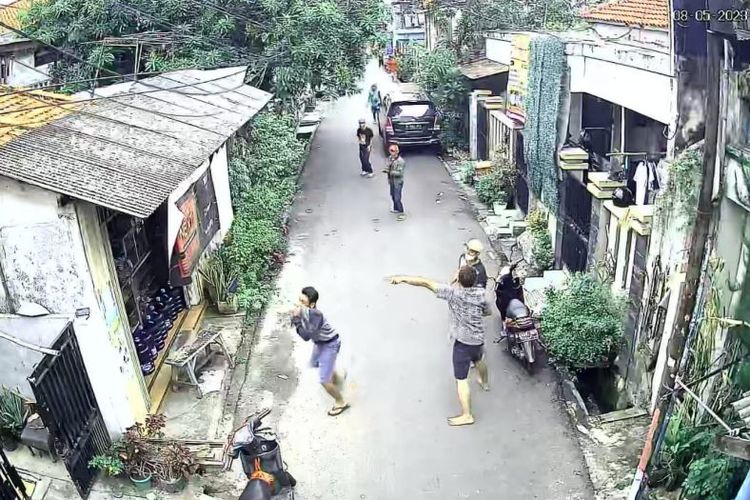 Petugas kepolisian mendapat perlawanan dari sekelompok orang tak dikenal menggunakan benda berupa kayu, batu, maupun petasan pada saat turun ke lokasi Kampung Bahari, Tanjung Priok, Jakarta Utara, Senin (8/5/2023). 