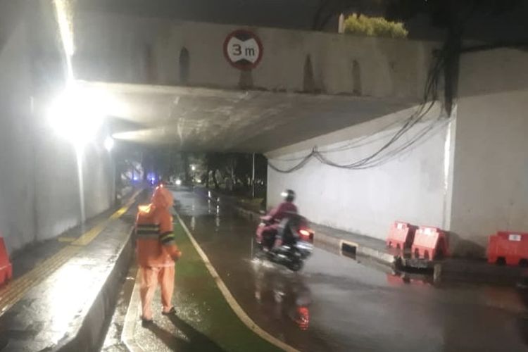 Kondisi kolong Semanggi, Karet Semanggi, Setiabudi, Jakarta pada Senin (21/9/2020) pukul 21.00 WIB kini sudah surut.