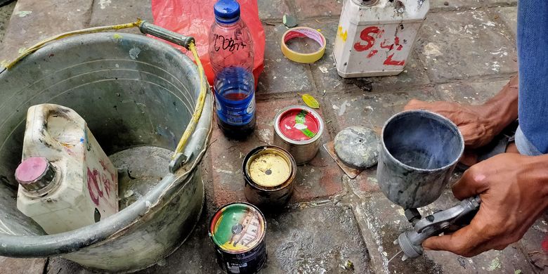 Peralatan Ajaib Tukang Cat Duco Pinggir Jalan Peralatan Ajaib Tukang Cat Duco Pinggir Jalan