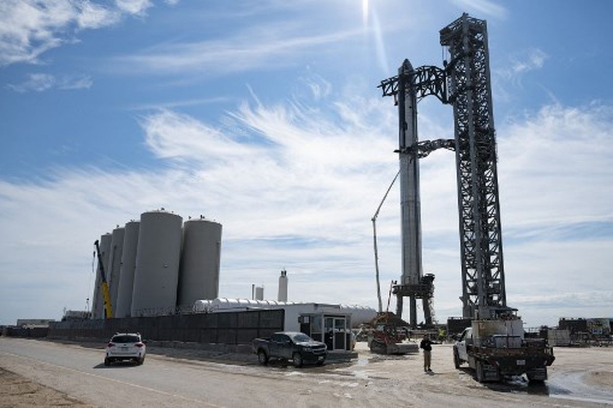 Orbital pertama SpaceX Starship SN20 ditumpuk di atas Super Heavy Booster 4 yang sangat besar di fasilitas Starbase perusahaan di dekat Boca Chica Village di Texas Selatan pada 10 Februari 2022. 