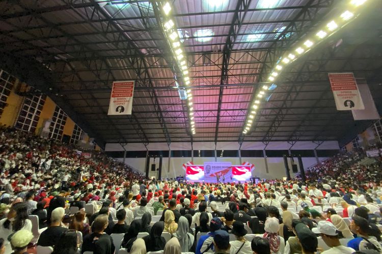 Relawan Jokowi terlihat berkumpul di Basket Hall Gelora Bung Karno, Senayan, Jakarta Pusat, pada Sabtu (3/6/2023). Mereka akan mendeklarasikan Gubernur Jawa Tengah Ganjar Pranowo sebagai calon presiden pada Pilpres 2024.