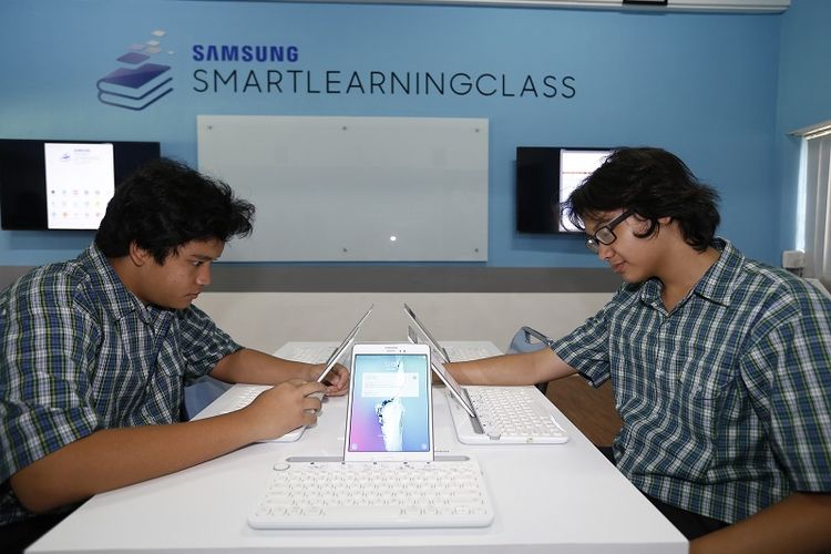 Siswa SMA Pangudi Luhur Jakarta sedang mencoba Samsung Smart Learning Class pada Selasa(20/3/2018).