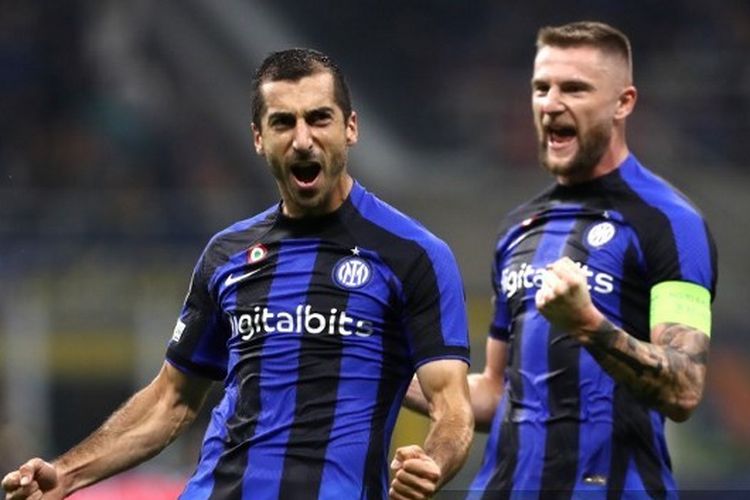 Hasil Inter Vs Viktoria Plzen: Henrikh Mkhitaryan (kiri) merayakan golnya bersama Milan Skriniar (kanan) pada laga Grup C Liga Champions yang mempertemukan Inter Milan vs Viktoria Plzen, Rabu (26/10/2022) waktu setempat. Inter Milan dipastikan lolos ke fase gugur atau 16 besar Liga Champions setelah melibas Viktoria Plzen. Artikel ini berisi link live streaming Atalanta vs Inter.