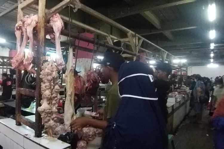 Harga daging sapi dan bawang merah di pasar tradisional Wamanggu Merauke meningkat pada hari pertama puasa, Minggu (3/4/2022).