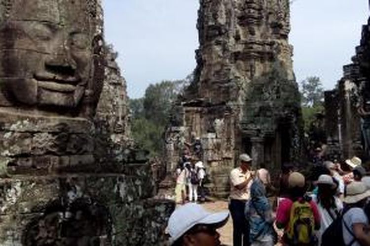 Turis memenuhi Bayon Temple di kompleks Angkor Thom, Kamboja, Senin (21/9/2015).