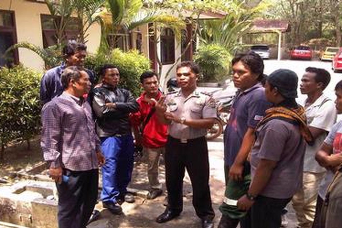 Puluhan pekerja pembangunan PLTU Tanjung Kasam mendatangi Polsek Nongsa, Batam, Rabu (15/8/2012). Mereka meminta polisi memediasi ke perusahaan soal tunjangan hari raya.