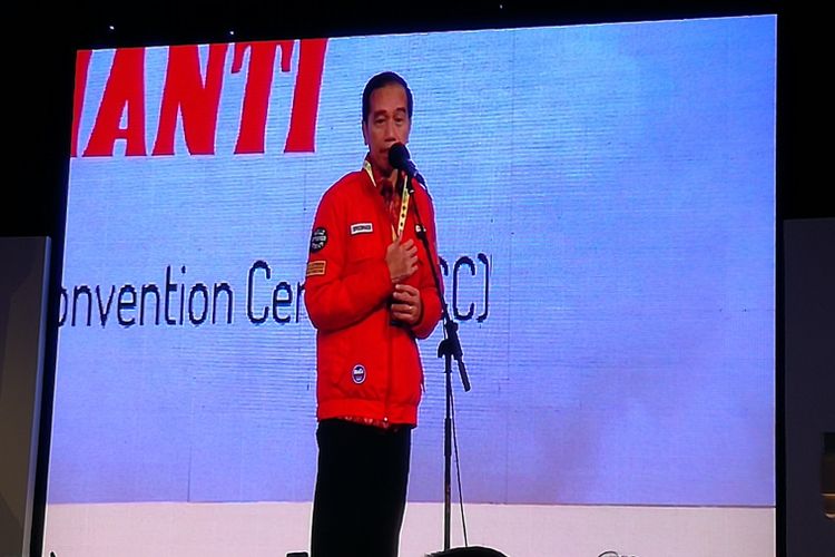 Presiden Joko Widodo berpidato di depan ribuan peserta reuni Keluarga Alumni Universitas Gadjah Mada di Jakarta Convention Center (JCC), Sabtu (22/9/2018)