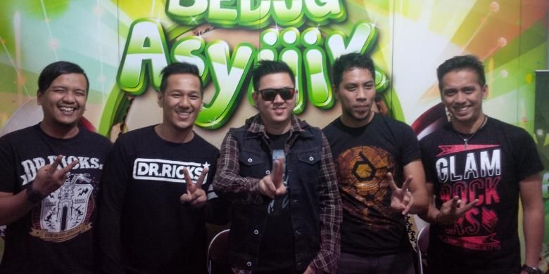 Band Five Minutes diabadikan dalam acara Bedug Asyiiik 2015 Bareng Sampoerna Kretek di Lapangan Blimbing, Jombang, Jawa Timur, Sabtu (27/6/2015).