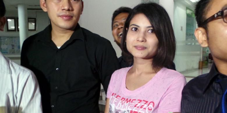 Model foto Novi Amelia meninggalkan Rumah Sakit Ketergantungan Obat di Cibubur, Jakarta Timur, Senin (15/7/2013). Novi dirawat selama dua pekan di RSKO Cibubur setelah berusaha melepas pakaiannya di Jalan Mampang Prapatan, Jakarta Selatan, Senin (1/7/2013).
