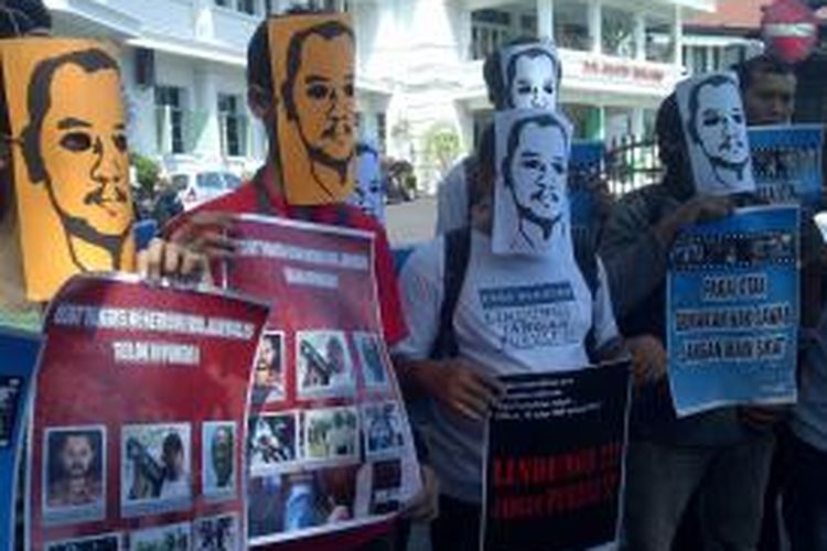 Puluhan jurnalis Malang Raya, menggelar aksi dalam rangka memperingati Hari Kemerdekaan Pers Internasional, Sabtu (3/5/2014) di depan patung Chairil Anwar, di Kota Malang, Jawa Timur. Mereka mendesak kasus pembunuhan Udin, jurnalis Harian Yogyakarta segera dituntaskan oleh pihak kepolisian.