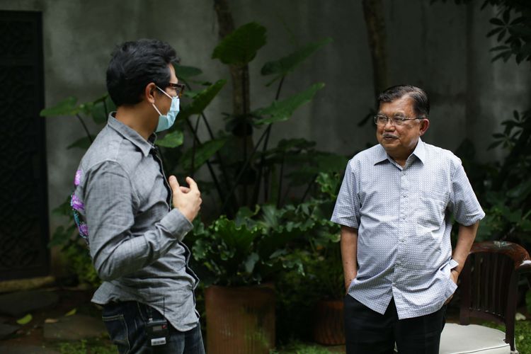 Ketua Umum Palang Merah Indonesia, Jusuf Kalla saat diwawancarai Pemimpin Redaksi Kompas.com, Wisnu Nugroho di kediamannya di Jakarta, Kamis (2021/02/04).