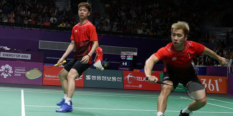 Pasangan ganda putra Indonesia, Marcus Fernaldi Gideon/Kevin Sanjaya Sukamuljo, berupaya mengembalikan kok dari lawan mereka, Satwik Rankireddy/Chirag Shetty (India), pada laga partai kedua perempat final beregu putra Asian Games 2018 di Istora Senayan, Jakarta, Senin (20/8/2018).
