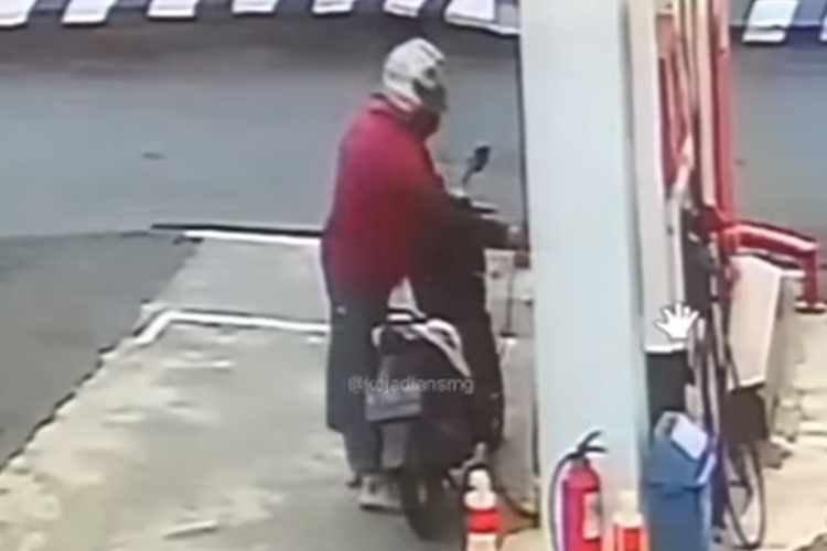 Tangkapan layar video viral memperlihatkan seorang pengendara motor disebutkan mencuri bahan bakar minyak (BBM) Pertamax di SPBU Indraprasta, Semarang, Jawa Tengah, pada Minggu (17/7/2022) pukul 05.30 WIB.
