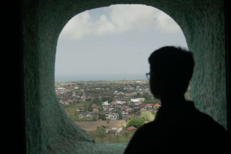 Pengunjung dapat menikmati pemandangan Bali dari lantai 23 di dalam tubuh Patung Garuda Wisnu Kencana (GWK) di GWK Cultural Park, Kuta Selatan, Bali, Minggu (23/09/2018). Terdapat 30 lantai yang ada di dalam tubuh Patung GWK, bagi pengunjung yang ingin berwisata ke dalam tubuh Patung GWK ini untuk sementara belum dibuka untuk umum.