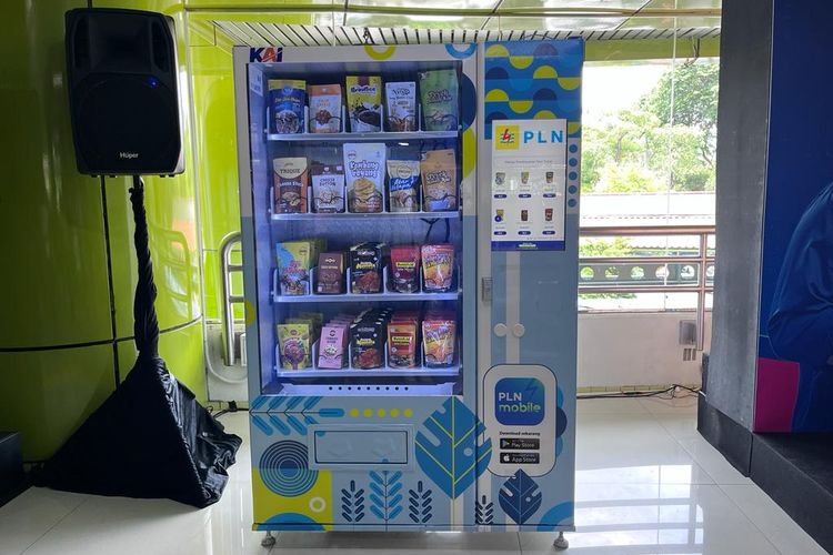 Vending machine produk cemilan UMKM yang dipasang di Stasiun Gambir, Jakarta pada Senin (22/1/2024). Mesin ini beroperasi otomatis selama 24 jam sehingga bisa diakses penumpang kereta yang ingin membeli camilan buatan UMKM. 