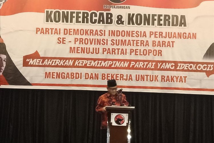 Sekjen PDI P Hasto Kristiyanto memberikan sambutan pada acara Konferda PDI P Sumbar, Minggu (28/7/2019) di Padang
