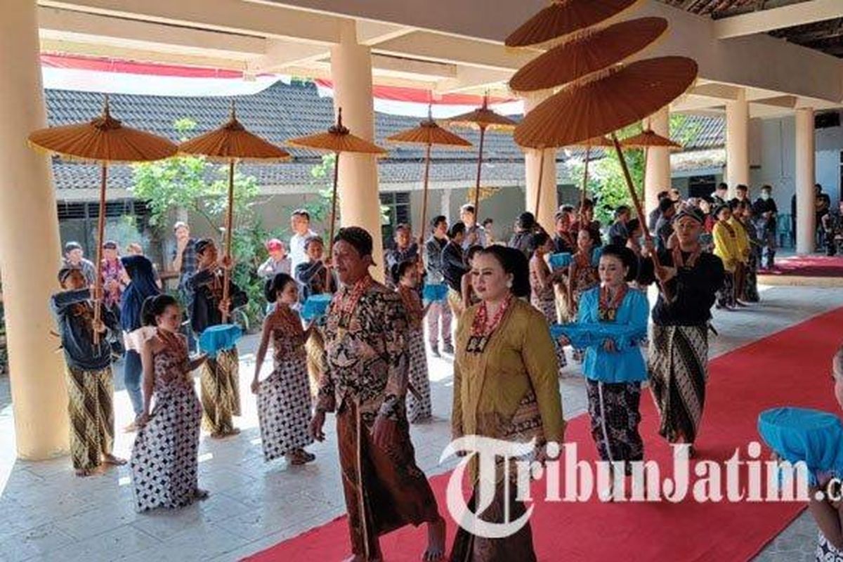 Pemberangkatan Kirab Upacara Ritual 1 Suro Sri Aji Jayabaya di Balai Desa Menang, Kecamatan Pagu, Kabupaten Kediri, Rabu (19/7/2023). (Tribun Jatim/Melia Luthfi)