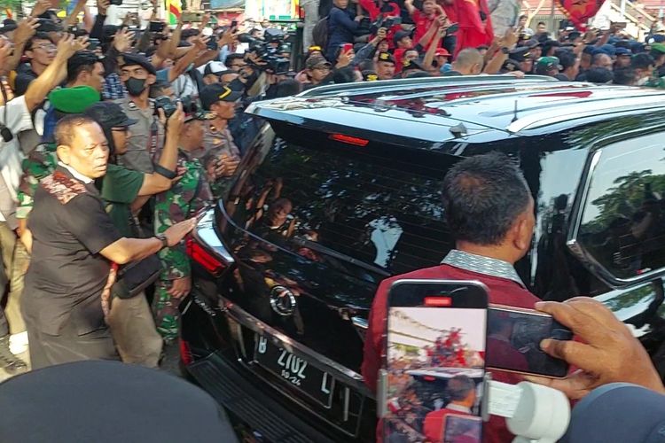 Mobil Menteri Koordinator Maritim dan Investasi (Menko Marves) Luhut Binsar Panjaitan saat keluar dari gedung PN Jakarta Timur sekitar pukul 15.30 WIB.