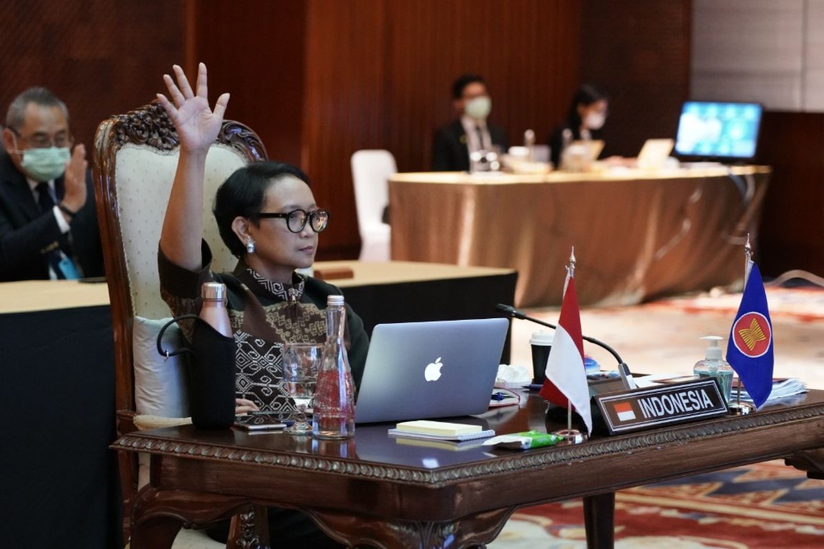 Indonesian Foreign Minister Retno Marsudi at a virtual ASEAN meeting (9/4/2020) 