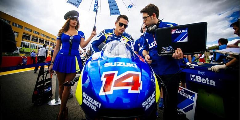 Randy de Puniet dan tim Suzuki MotoGP sebelum melakukan start di GP Valencia 2014.