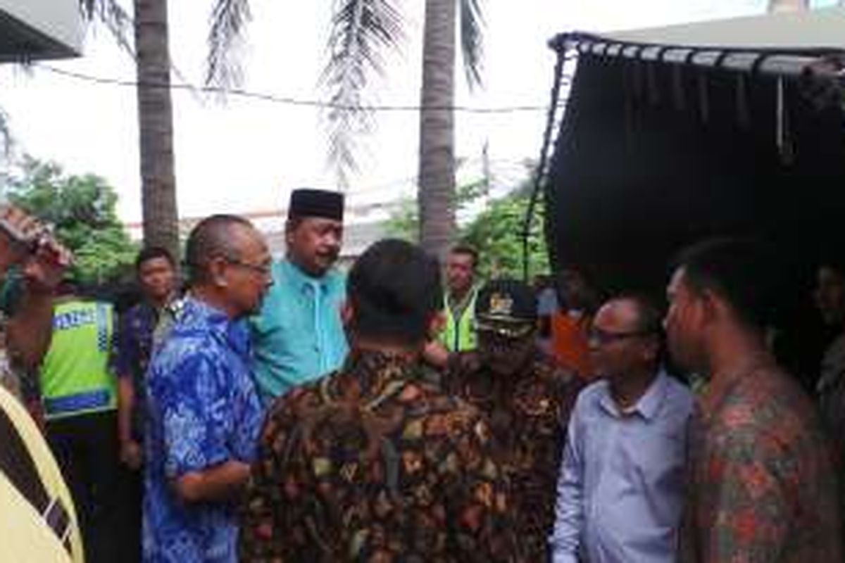 Anggota Komisi A DPRD DKI Jakarta Khotibi Achyar (berkemeja biru) bersama Gani Suwondo (pakai batik dan topi) dan Syarif (pakai kemeja dan kacamata), saat mengunjungi kawasan Kalijodo, Jumat (26/2/2016). 
