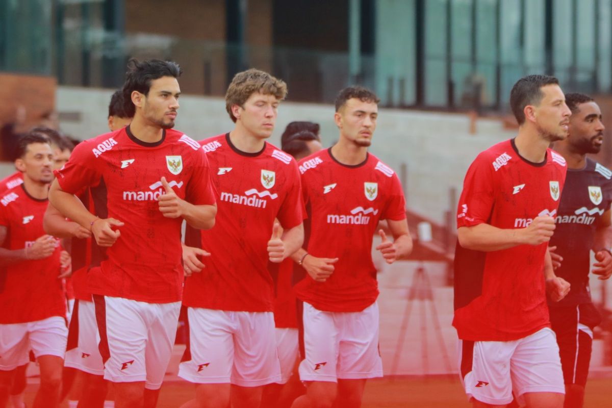 Nathan Tjoe-A-on, Ole Romeny, Ivar Jenner, dan Thom Haye tengah berlatih pada Selasa (27/5/2025). Para pemain Timnas Indonesia mengadakan Training Camp di lapangan latihan Bali United di Gianyar Bali jelang ronde laga-laga Kualifikasi Piala Dunia 2026 kontra China dan Jepang.