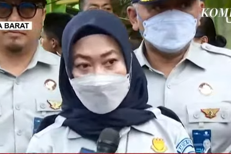 Direktur Operasional Jasa Raharja Dewi Aryani Suzana saat memberikan keterangan terkait kecelakaan truk maut di Jalan Sultan Agung KM 28,5 Kelurahan Kota Baru, Bekasi Barat, Kota Bekasi, Rabu (31/8/2022) siang.