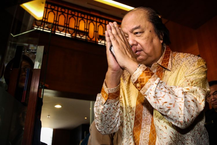 CEO Mayapada Group, Dato Sri Tahir memberikan keterangan pers di kawasan Bank Indonesia, Jakarta Pusat, Senin (15/10/2018). Dato Sri Tahir baru saja menukarkan uang dollarnya menjadi rupiah dengan nilai lebih dari Rp 2 triliun.
